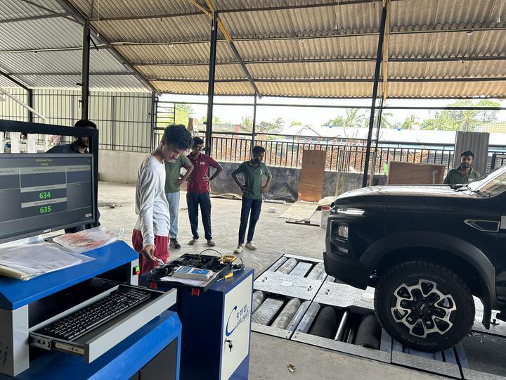5-w-1 tester hamulców rolkowych z 4000 kg obciążenia maksymalnego osi Patentowany walor szlifowy i komputer kontroli przemysłowej