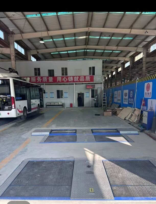 Wykonanie testów na torze ciężarówki do warsztatu samochodowego Wykrywacz sił hamulców rolkowych Siły z ośmiowym obciążeniem Wykrywacz ślizgu bocznego z podwójnymi płytami 10T